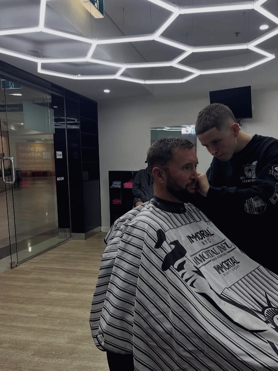 A beard and neckline being tidied up in the chair
