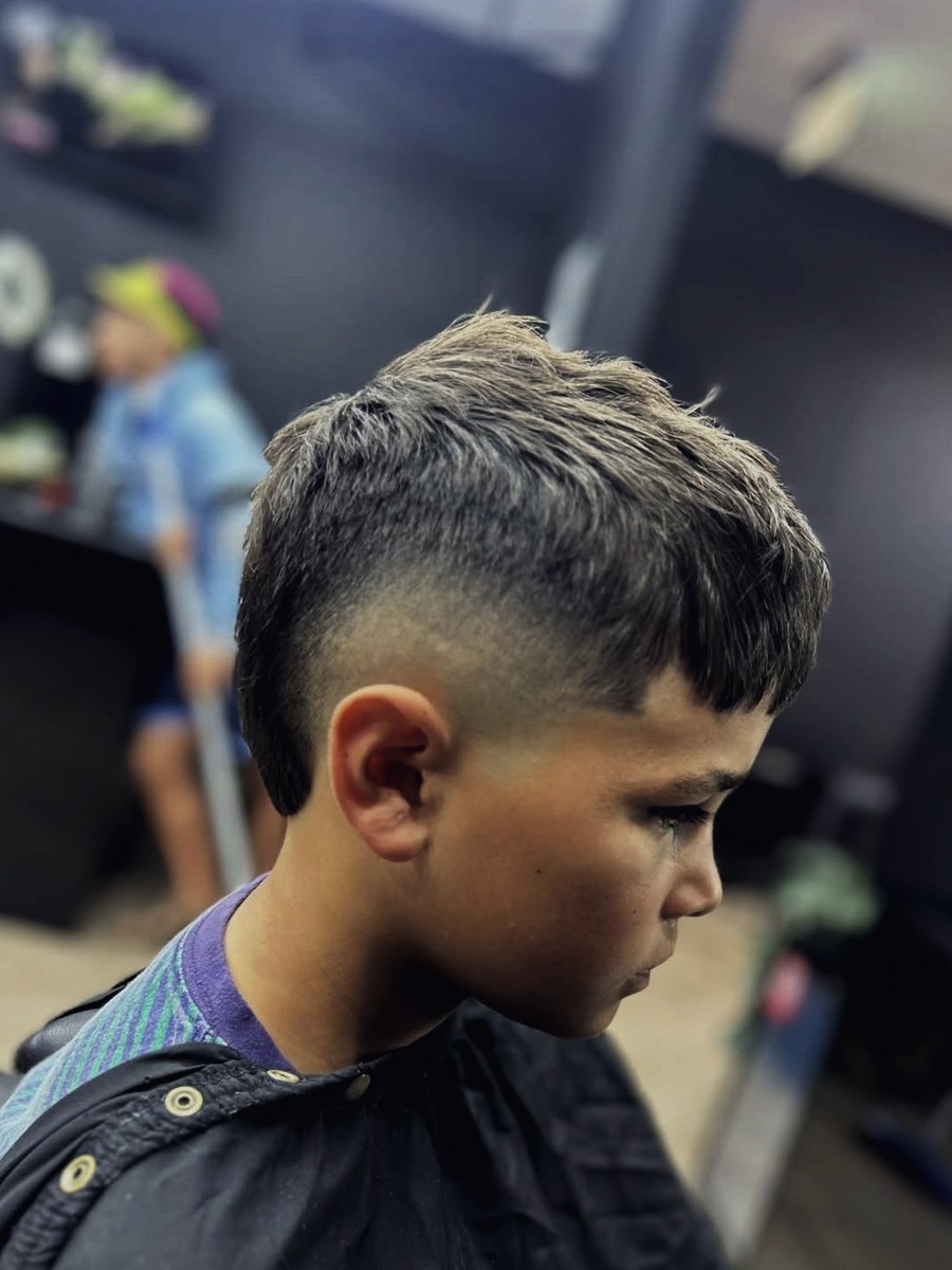 Textured crop with a faded back and sides